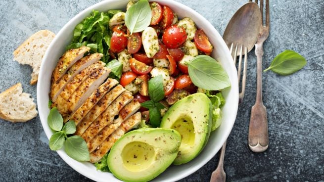 ensalada de pollo y aguacate