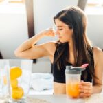 chica bebiendo jugo de naranja