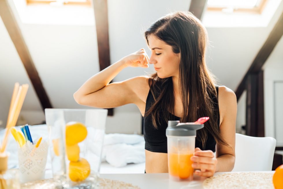 chica bebiendo jugo de naranja