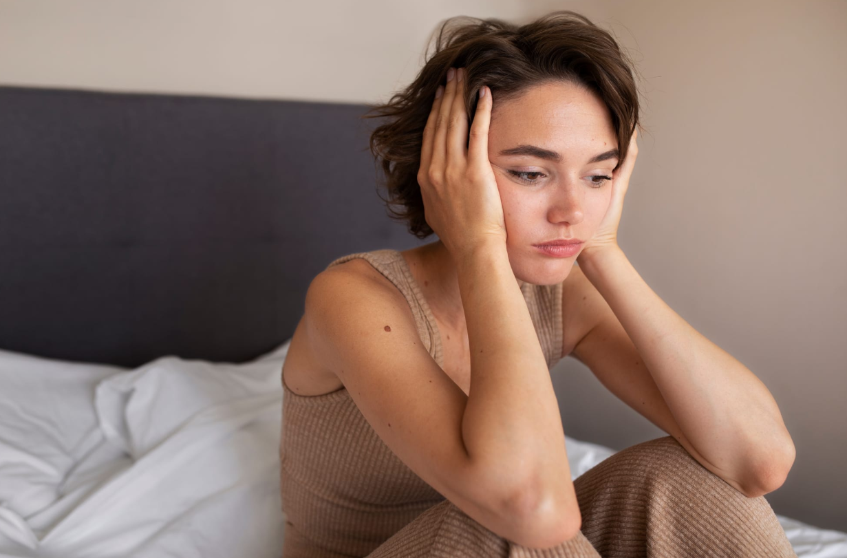 chica triste en la cama