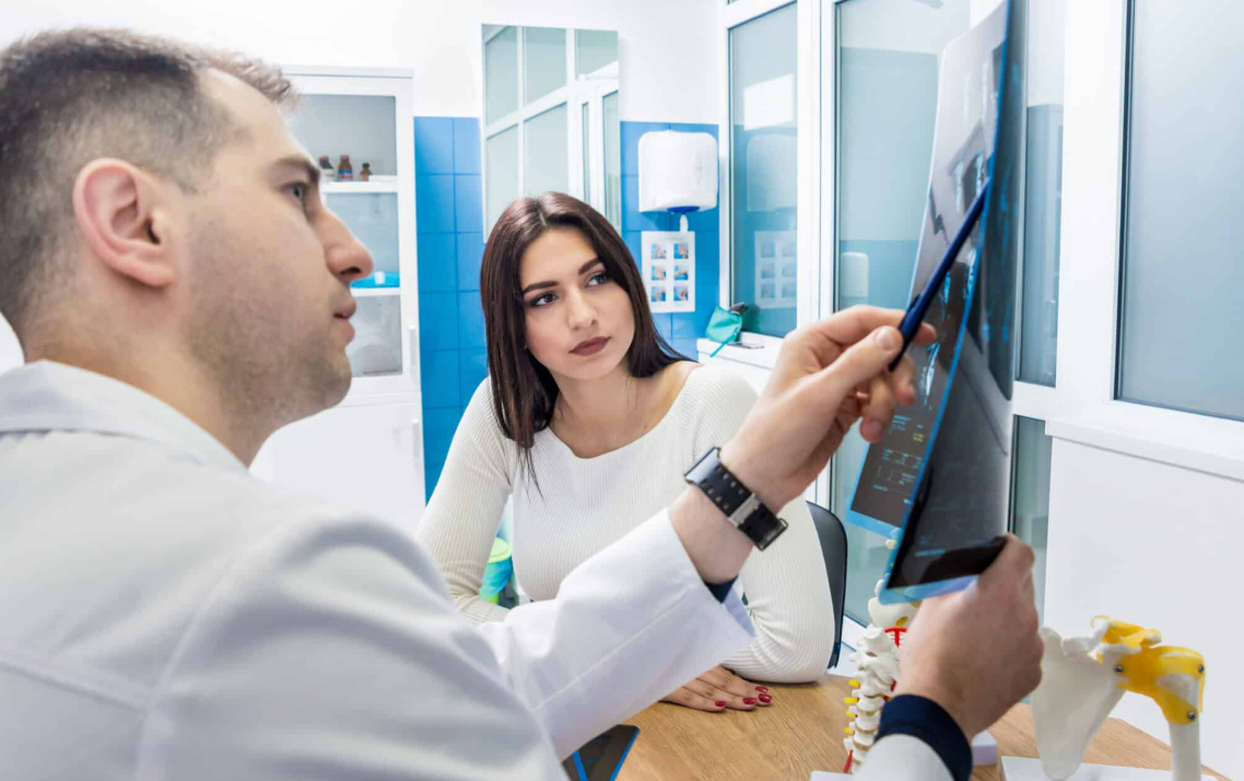 mujer en el doctor