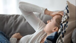 mujer cansada en el sofa