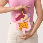 mujer con diagrama de sistema digestivo