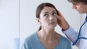 mujer en doctor aparentemente cansada