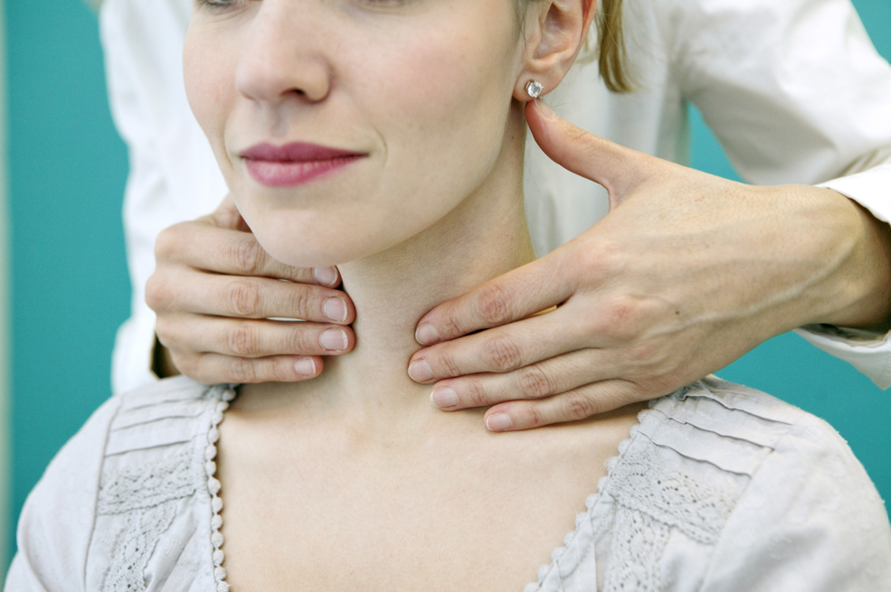 doctor revisando cuello de paciente