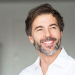 hombre de 40 años sonriendo