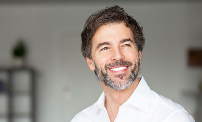 hombre de 40 años sonriendo